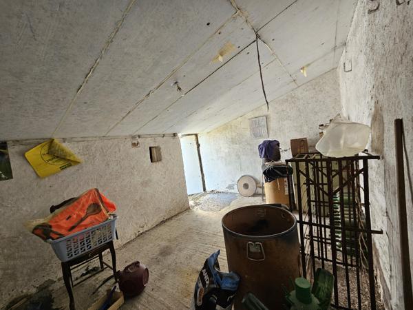 A vendre Garage, cave avec puits MESANGER