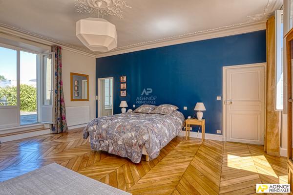 Versailles Saint-Louis Maison 7 pièces 235 m² au sol (181.52 m² habitables) sur parcelle d'environ 350 m² €2 184 000 ** - Référence 27190