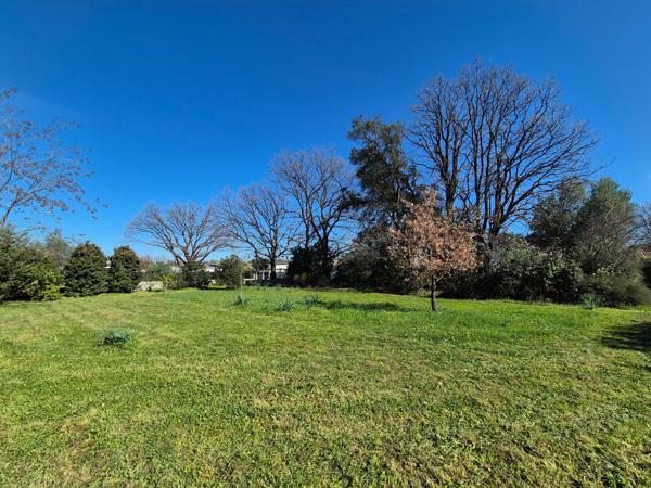 Très beau terrain viabilisé constructible plat de 950m2