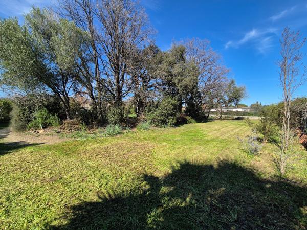 Très beau terrain viabilisé constructible plat de 950m2