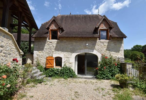 Ensemble immobilier, 200 m² habitables, Maison, Gîte, Piscine et dépendances.