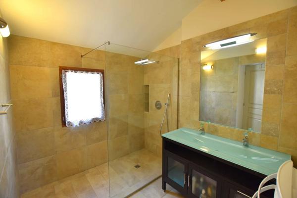 Ensemble immobilier, 200 m² habitables, Maison, Gîte, Piscine et dépendances.