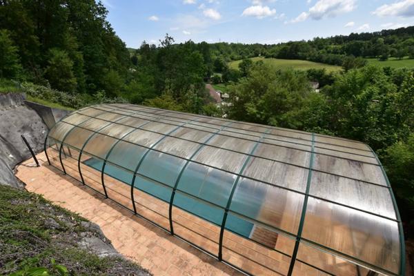 Ensemble immobilier, 200 m² habitables, Maison, Gîte, Piscine et dépendances.