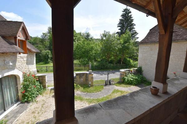 Ensemble immobilier, 200 m² habitables, Maison, Gîte, Piscine et dépendances.