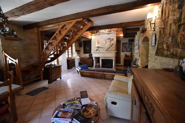 Ensemble immobilier, 200 m² habitables, Maison, Gîte, Piscine et dépendances.