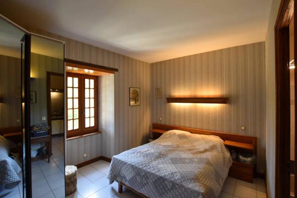 Ensemble immobilier, 200 m² habitables, Maison, Gîte, Piscine et dépendances.