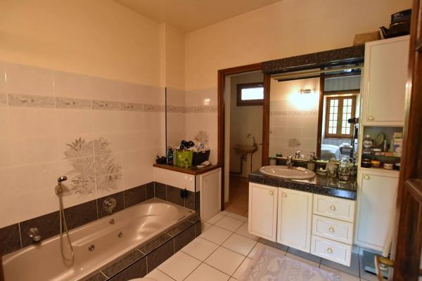 Ensemble immobilier, 200 m² habitables, Maison, Gîte, Piscine et dépendances.