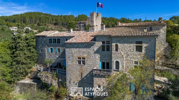 Château rénové avec chambres d’hôtes, jardins en terrasses et vaste vue dominante