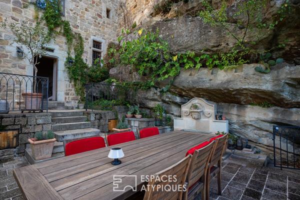 Château rénové avec chambres d’hôtes, jardins en terrasses et vaste vue dominante