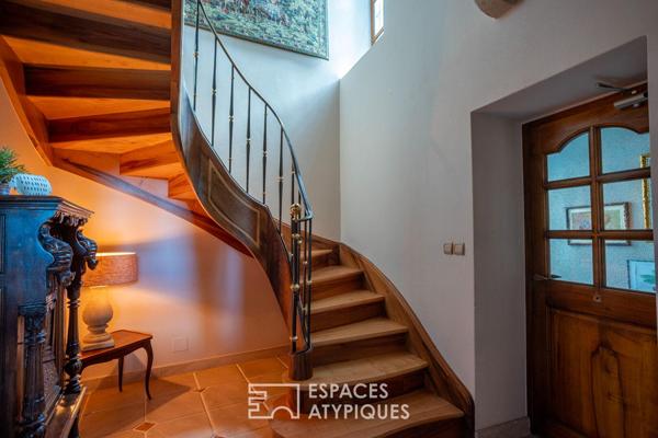 Château rénové avec chambres d’hôtes, jardins en terrasses et vaste vue dominante