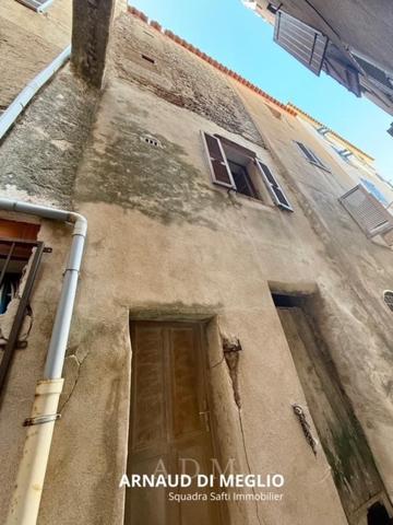Immeuble en ruine dans la citadelle de Bonifacio