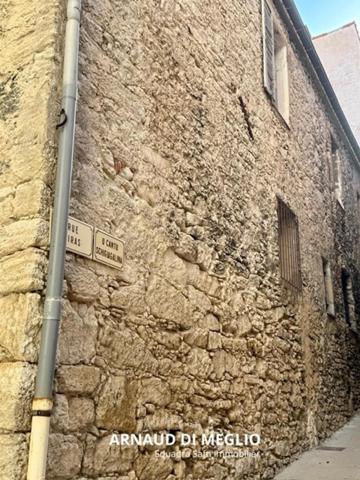 Immeuble en ruine dans la citadelle de Bonifacio