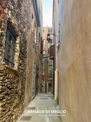Immeuble en ruine dans la citadelle de Bonifacio