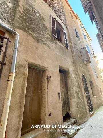 Immeuble en ruine dans la citadelle de Bonifacio