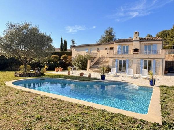 VILLA AVEC PISCINE EN DOMAINE SÉCURISÉ – À PIED DES COMMERCES – MOUANS-SARTOUX – APPARTEMENT INDÉPENDANT