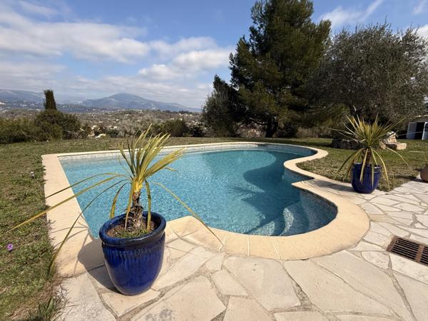 VILLA AVEC PISCINE EN DOMAINE SÉCURISÉ – À PIED DES COMMERCES – MOUANS-SARTOUX – APPARTEMENT INDÉPENDANT