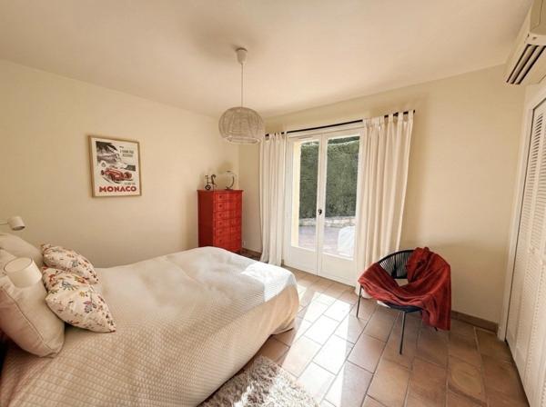 VILLA AVEC PISCINE EN DOMAINE SÉCURISÉ – À PIED DES COMMERCES – MOUANS-SARTOUX – APPARTEMENT INDÉPENDANT