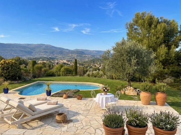 VILLA AVEC PISCINE EN DOMAINE SÉCURISÉ – À PIED DES COMMERCES – MOUANS-SARTOUX – APPARTEMENT INDÉPENDANT