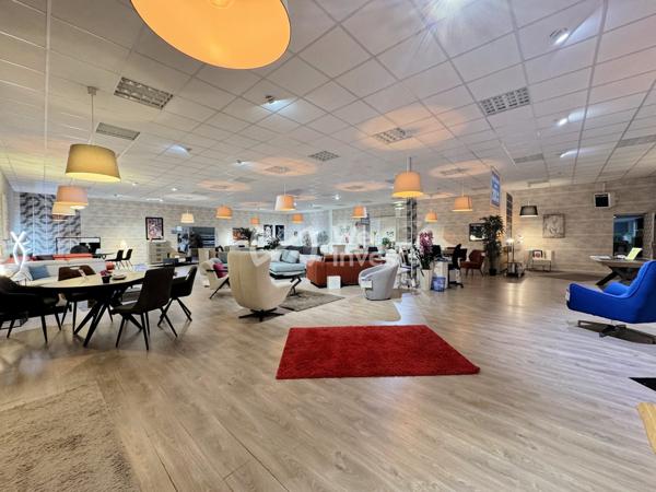 LOCAL D’ACTIVITÉ DE 1930 M² – SHOWROOMS, STOCKAGE, BUREAUX & FORT POTENTIEL D’EXPLOITATION