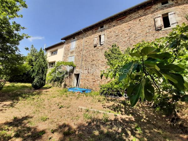 Maison de 140 m² sur 2 niveaux dans le bourg de la petite commune de Saint-Christophe en Charente, à 19 minutes de Saint-Junien et à 35 minutes de Limoges.
Au RDC : Une cuisine ouverte sur le salon et une grande pièce de 59 m².
A l'étage : Une pièce à vivre ou suite parentale de 25 m², 3 chambres, une salle d'eau et des toilettes séparés. 

Côté technique, huisseries double vitrage, chauffage par une chaudière mixte (bois et fioul), la maison est équipée d'un système de récupérateur d'eau avec filtres qui alimente la maison. Combles isolées et aménageables. La toiture a été refaite en 2015. Raccordée au tout à l'égout, 
Pour l'extérieur, un jardin attenant, clos, plat et arboré de 867 m², une cave semi enterrée sous la maison puis la chaufferie.
Une grange attenante de 96 m² au sol avec hauteur sous plafond, sur 3 niveaux pouvant abriter plusieurs véhicules dont caravanes.
Maison lumineuse avec une vue imprenable sur la campagne. 
Travaux de second œuvre à réaliser avec plusieurs possibilités d'aménagement.