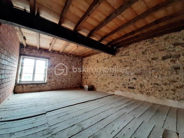 Maison de 140 m² sur 2 niveaux dans le bourg de la petite commune de Saint-Christophe en Charente, à 19 minutes de Saint-Junien et à 35 minutes de Limoges.
Au RDC : Une cuisine ouverte sur le salon et une grande pièce de 59 m².
A l'étage : Une pièce à vivre ou suite parentale de 25 m², 3 chambres, une salle d'eau et des toilettes séparés. 

Côté technique, huisseries double vitrage, chauffage par une chaudière mixte (bois et fioul), la maison est équipée d'un système de récupérateur d'eau avec filtres qui alimente la maison. Combles isolées et aménageables. La toiture a été refaite en 2015. Raccordée au tout à l'égout, 
Pour l'extérieur, un jardin attenant, clos, plat et arboré de 867 m², une cave semi enterrée sous la maison puis la chaufferie.
Une grange attenante de 96 m² au sol avec hauteur sous plafond, sur 3 niveaux pouvant abriter plusieurs véhicules dont caravanes.
Maison lumineuse avec une vue imprenable sur la campagne. 
Travaux de second œuvre à réaliser avec plusieurs possibilités d'aménagement.