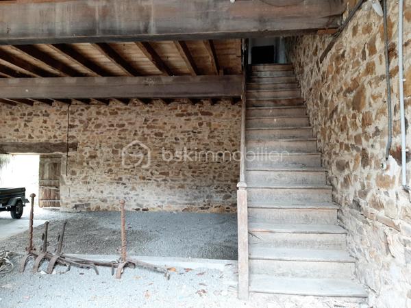 Maison de 140 m² sur 2 niveaux dans le bourg de la petite commune de Saint-Christophe en Charente, à 19 minutes de Saint-Junien et à 35 minutes de Limoges.
Au RDC : Une cuisine ouverte sur le salon et une grande pièce de 59 m².
A l'étage : Une pièce à vivre ou suite parentale de 25 m², 3 chambres, une salle d'eau et des toilettes séparés. 

Côté technique, huisseries double vitrage, chauffage par une chaudière mixte (bois et fioul), la maison est équipée d'un système de récupérateur d'eau avec filtres qui alimente la maison. Combles isolées et aménageables. La toiture a été refaite en 2015. Raccordée au tout à l'égout, 
Pour l'extérieur, un jardin attenant, clos, plat et arboré de 867 m², une cave semi enterrée sous la maison puis la chaufferie.
Une grange attenante de 96 m² au sol avec hauteur sous plafond, sur 3 niveaux pouvant abriter plusieurs véhicules dont caravanes.
Maison lumineuse avec une vue imprenable sur la campagne. 
Travaux de second œuvre à réaliser avec plusieurs possibilités d'aménagement.