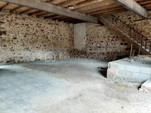 Maison de 140 m² sur 2 niveaux dans le bourg de la petite commune de Saint-Christophe en Charente, à 19 minutes de Saint-Junien et à 35 minutes de Limoges.
Au RDC : Une cuisine ouverte sur le salon et une grande pièce de 59 m².
A l'étage : Une pièce à vivre ou suite parentale de 25 m², 3 chambres, une salle d'eau et des toilettes séparés. 

Côté technique, huisseries double vitrage, chauffage par une chaudière mixte (bois et fioul), la maison est équipée d'un système de récupérateur d'eau avec filtres qui alimente la maison. Combles isolées et aménageables. La toiture a été refaite en 2015. Raccordée au tout à l'égout, 
Pour l'extérieur, un jardin attenant, clos, plat et arboré de 867 m², une cave semi enterrée sous la maison puis la chaufferie.
Une grange attenante de 96 m² au sol avec hauteur sous plafond, sur 3 niveaux pouvant abriter plusieurs véhicules dont caravanes.
Maison lumineuse avec une vue imprenable sur la campagne. 
Travaux de second œuvre à réaliser avec plusieurs possibilités d'aménagement.