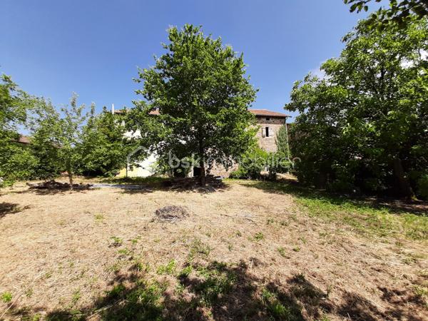 Maison de 140 m² sur 2 niveaux dans le bourg de la petite commune de Saint-Christophe en Charente, à 19 minutes de Saint-Junien et à 35 minutes de Limoges.
Au RDC : Une cuisine ouverte sur le salon et une grande pièce de 59 m².
A l'étage : Une pièce à vivre ou suite parentale de 25 m², 3 chambres, une salle d'eau et des toilettes séparés. 

Côté technique, huisseries double vitrage, chauffage par une chaudière mixte (bois et fioul), la maison est équipée d'un système de récupérateur d'eau avec filtres qui alimente la maison. Combles isolées et aménageables. La toiture a été refaite en 2015. Raccordée au tout à l'égout, 
Pour l'extérieur, un jardin attenant, clos, plat et arboré de 867 m², une cave semi enterrée sous la maison puis la chaufferie.
Une grange attenante de 96 m² au sol avec hauteur sous plafond, sur 3 niveaux pouvant abriter plusieurs véhicules dont caravanes.
Maison lumineuse avec une vue imprenable sur la campagne. 
Travaux de second œuvre à réaliser avec plusieurs possibilités d'aménagement.