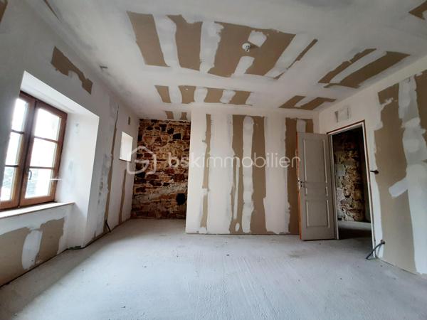 Maison de 140 m² sur 2 niveaux dans le bourg de la petite commune de Saint-Christophe en Charente, à 19 minutes de Saint-Junien et à 35 minutes de Limoges.
Au RDC : Une cuisine ouverte sur le salon et une grande pièce de 59 m².
A l'étage : Une pièce à vivre ou suite parentale de 25 m², 3 chambres, une salle d'eau et des toilettes séparés. 

Côté technique, huisseries double vitrage, chauffage par une chaudière mixte (bois et fioul), la maison est équipée d'un système de récupérateur d'eau avec filtres qui alimente la maison. Combles isolées et aménageables. La toiture a été refaite en 2015. Raccordée au tout à l'égout, 
Pour l'extérieur, un jardin attenant, clos, plat et arboré de 867 m², une cave semi enterrée sous la maison puis la chaufferie.
Une grange attenante de 96 m² au sol avec hauteur sous plafond, sur 3 niveaux pouvant abriter plusieurs véhicules dont caravanes.
Maison lumineuse avec une vue imprenable sur la campagne. 
Travaux de second œuvre à réaliser avec plusieurs possibilités d'aménagement.