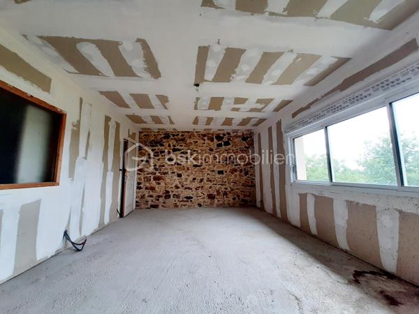 Maison de 140 m² sur 2 niveaux dans le bourg de la petite commune de Saint-Christophe en Charente, à 19 minutes de Saint-Junien et à 35 minutes de Limoges.
Au RDC : Une cuisine ouverte sur le salon et une grande pièce de 59 m².
A l'étage : Une pièce à vivre ou suite parentale de 25 m², 3 chambres, une salle d'eau et des toilettes séparés. 

Côté technique, huisseries double vitrage, chauffage par une chaudière mixte (bois et fioul), la maison est équipée d'un système de récupérateur d'eau avec filtres qui alimente la maison. Combles isolées et aménageables. La toiture a été refaite en 2015. Raccordée au tout à l'égout, 
Pour l'extérieur, un jardin attenant, clos, plat et arboré de 867 m², une cave semi enterrée sous la maison puis la chaufferie.
Une grange attenante de 96 m² au sol avec hauteur sous plafond, sur 3 niveaux pouvant abriter plusieurs véhicules dont caravanes.
Maison lumineuse avec une vue imprenable sur la campagne. 
Travaux de second œuvre à réaliser avec plusieurs possibilités d'aménagement.