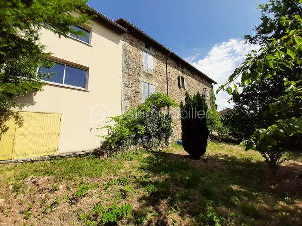 Maison de 140 m² sur 2 niveaux dans le bourg de la petite commune de Saint-Christophe en Charente, à 19 minutes de Saint-Junien et à 35 minutes de Limoges.
Au RDC : Une cuisine ouverte sur le salon et une grande pièce de 59 m².
A l'étage : Une pièce à vivre ou suite parentale de 25 m², 3 chambres, une salle d'eau et des toilettes séparés. 

Côté technique, huisseries double vitrage, chauffage par une chaudière mixte (bois et fioul), la maison est équipée d'un système de récupérateur d'eau avec filtres qui alimente la maison. Combles isolées et aménageables. La toiture a été refaite en 2015. Raccordée au tout à l'égout, 
Pour l'extérieur, un jardin attenant, clos, plat et arboré de 867 m², une cave semi enterrée sous la maison puis la chaufferie.
Une grange attenante de 96 m² au sol avec hauteur sous plafond, sur 3 niveaux pouvant abriter plusieurs véhicules dont caravanes.
Maison lumineuse avec une vue imprenable sur la campagne. 
Travaux de second œuvre à réaliser avec plusieurs possibilités d'aménagement.