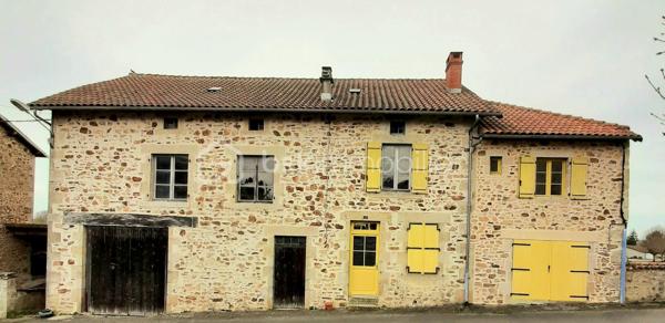 Maison de 140 m² sur 2 niveaux dans le bourg de la petite commune de Saint-Christophe en Charente, à 19 minutes de Saint-Junien et à 35 minutes de Limoges.
Au RDC : Une cuisine ouverte sur le salon et une grande pièce de 59 m².
A l'étage : Une pièce à vivre ou suite parentale de 25 m², 3 chambres, une salle d'eau et des toilettes séparés. 

Côté technique, huisseries double vitrage, chauffage par une chaudière mixte (bois et fioul), la maison est équipée d'un système de récupérateur d'eau avec filtres qui alimente la maison. Combles isolées et aménageables. La toiture a été refaite en 2015. Raccordée au tout à l'égout, 
Pour l'extérieur, un jardin attenant, clos, plat et arboré de 867 m², une cave semi enterrée sous la maison puis la chaufferie.
Une grange attenante de 96 m² au sol avec hauteur sous plafond, sur 3 niveaux pouvant abriter plusieurs véhicules dont caravanes.
Maison lumineuse avec une vue imprenable sur la campagne. 
Travaux de second œuvre à réaliser avec plusieurs possibilités d'aménagement.