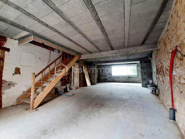 Maison de 140 m² sur 2 niveaux dans le bourg de la petite commune de Saint-Christophe en Charente, à 19 minutes de Saint-Junien et à 35 minutes de Limoges.
Au RDC : Une cuisine ouverte sur le salon et une grande pièce de 59 m².
A l'étage : Une pièce à vivre ou suite parentale de 25 m², 3 chambres, une salle d'eau et des toilettes séparés. 

Côté technique, huisseries double vitrage, chauffage par une chaudière mixte (bois et fioul), la maison est équipée d'un système de récupérateur d'eau avec filtres qui alimente la maison. Combles isolées et aménageables. La toiture a été refaite en 2015. Raccordée au tout à l'égout, 
Pour l'extérieur, un jardin attenant, clos, plat et arboré de 867 m², une cave semi enterrée sous la maison puis la chaufferie.
Une grange attenante de 96 m² au sol avec hauteur sous plafond, sur 3 niveaux pouvant abriter plusieurs véhicules dont caravanes.
Maison lumineuse avec une vue imprenable sur la campagne. 
Travaux de second œuvre à réaliser avec plusieurs possibilités d'aménagement.