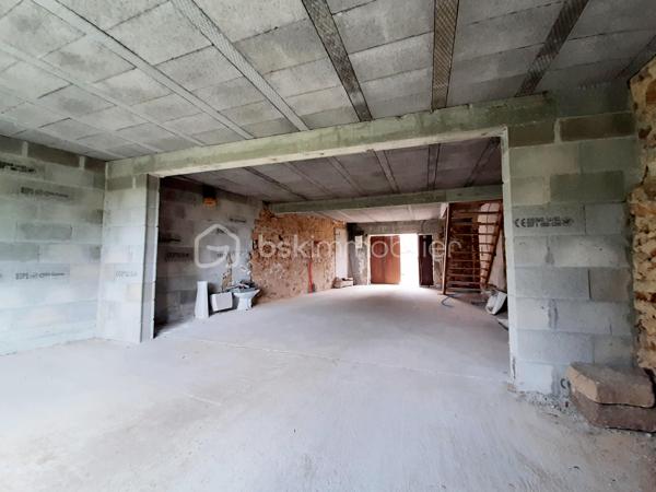 Maison de 140 m² sur 2 niveaux dans le bourg de la petite commune de Saint-Christophe en Charente, à 19 minutes de Saint-Junien et à 35 minutes de Limoges.
Au RDC : Une cuisine ouverte sur le salon et une grande pièce de 59 m².
A l'étage : Une pièce à vivre ou suite parentale de 25 m², 3 chambres, une salle d'eau et des toilettes séparés. 

Côté technique, huisseries double vitrage, chauffage par une chaudière mixte (bois et fioul), la maison est équipée d'un système de récupérateur d'eau avec filtres qui alimente la maison. Combles isolées et aménageables. La toiture a été refaite en 2015. Raccordée au tout à l'égout, 
Pour l'extérieur, un jardin attenant, clos, plat et arboré de 867 m², une cave semi enterrée sous la maison puis la chaufferie.
Une grange attenante de 96 m² au sol avec hauteur sous plafond, sur 3 niveaux pouvant abriter plusieurs véhicules dont caravanes.
Maison lumineuse avec une vue imprenable sur la campagne. 
Travaux de second œuvre à réaliser avec plusieurs possibilités d'aménagement.
