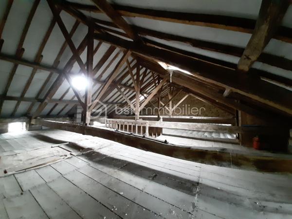 Maison de 140 m² sur 2 niveaux dans le bourg de la petite commune de Saint-Christophe en Charente, à 19 minutes de Saint-Junien et à 35 minutes de Limoges.
Au RDC : Une cuisine ouverte sur le salon et une grande pièce de 59 m².
A l'étage : Une pièce à vivre ou suite parentale de 25 m², 3 chambres, une salle d'eau et des toilettes séparés. 

Côté technique, huisseries double vitrage, chauffage par une chaudière mixte (bois et fioul), la maison est équipée d'un système de récupérateur d'eau avec filtres qui alimente la maison. Combles isolées et aménageables. La toiture a été refaite en 2015. Raccordée au tout à l'égout, 
Pour l'extérieur, un jardin attenant, clos, plat et arboré de 867 m², une cave semi enterrée sous la maison puis la chaufferie.
Une grange attenante de 96 m² au sol avec hauteur sous plafond, sur 3 niveaux pouvant abriter plusieurs véhicules dont caravanes.
Maison lumineuse avec une vue imprenable sur la campagne. 
Travaux de second œuvre à réaliser avec plusieurs possibilités d'aménagement.