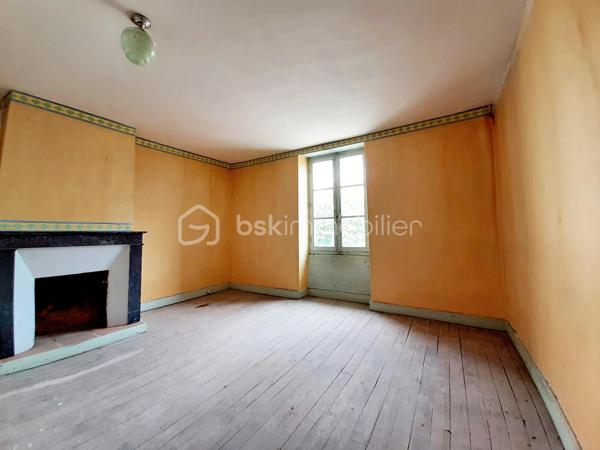 Maison de 140 m² sur 2 niveaux dans le bourg de la petite commune de Saint-Christophe en Charente, à 19 minutes de Saint-Junien et à 35 minutes de Limoges.
Au RDC : Une cuisine ouverte sur le salon et une grande pièce de 59 m².
A l'étage : Une pièce à vivre ou suite parentale de 25 m², 3 chambres, une salle d'eau et des toilettes séparés. 

Côté technique, huisseries double vitrage, chauffage par une chaudière mixte (bois et fioul), la maison est équipée d'un système de récupérateur d'eau avec filtres qui alimente la maison. Combles isolées et aménageables. La toiture a été refaite en 2015. Raccordée au tout à l'égout, 
Pour l'extérieur, un jardin attenant, clos, plat et arboré de 867 m², une cave semi enterrée sous la maison puis la chaufferie.
Une grange attenante de 96 m² au sol avec hauteur sous plafond, sur 3 niveaux pouvant abriter plusieurs véhicules dont caravanes.
Maison lumineuse avec une vue imprenable sur la campagne. 
Travaux de second œuvre à réaliser avec plusieurs possibilités d'aménagement.