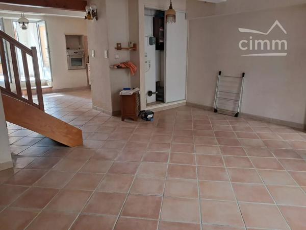 A vendre une maison de village de 117 m² avec cuisine d'été, wc et cabanon dans une grande cour.