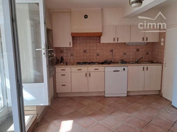 A vendre une maison de village de 117 m² avec cuisine d'été, wc et cabanon dans une grande cour.