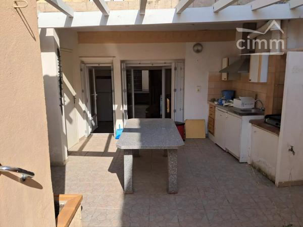 A vendre une maison de village de 117 m² avec cuisine d'été, wc et cabanon dans une grande cour.