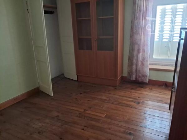 A vendre une maison de village de 117 m² avec cuisine d'été, wc et cabanon dans une grande cour.