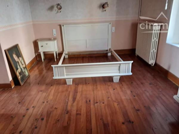 A vendre une maison de village de 117 m² avec cuisine d'été, wc et cabanon dans une grande cour.