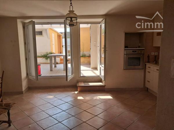 A vendre une maison de village de 117 m² avec cuisine d'été, wc et cabanon dans une grande cour.