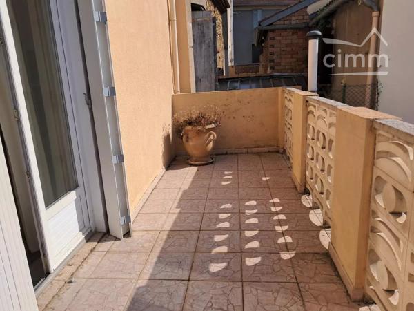 A vendre une maison de village de 117 m² avec cuisine d'été, wc et cabanon dans une grande cour.