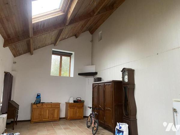 Maison avec grand hangar sur terrain de plus de 4000 m².