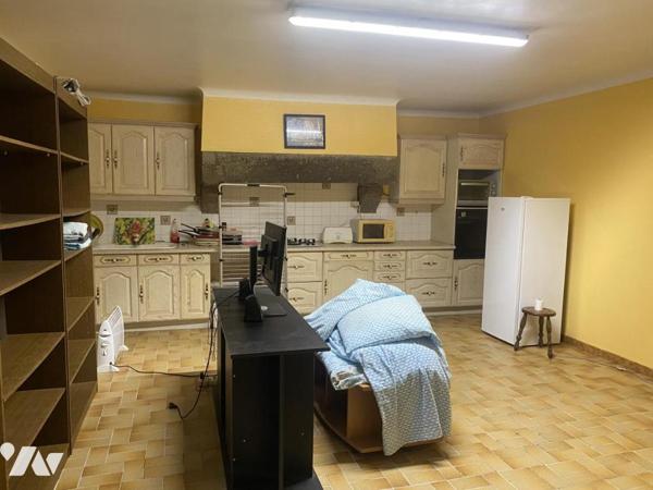 Maison avec grand hangar sur terrain de plus de 4000 m².