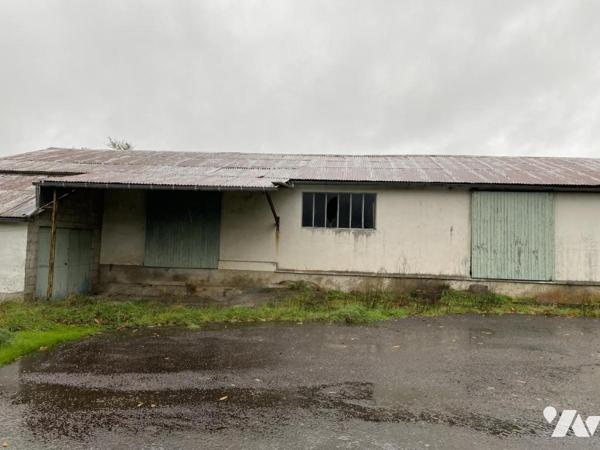 Maison avec grand hangar sur terrain de plus de 4000 m².
