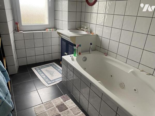 Maison avec grand hangar sur terrain de plus de 4000 m².