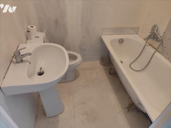 A VENDRE BOURG DE COLLOREC MAISON A FINIR DE RENOVER