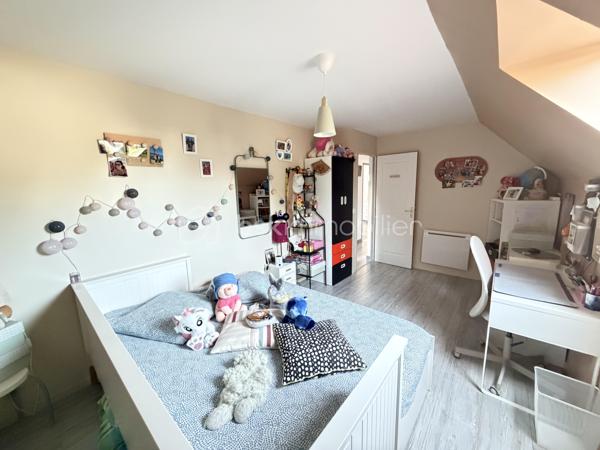 Maison récente familiale à 15 minutes de Reims

À seulement 15 minutes de Reims, découvrez cette belle maison récente située dans une commune dynamique offrant toutes les commodités, avec écoles jusqu'au collège et gare à proximité.

Dès l'entrée, vous serez séduits par ses volumes, sa luminosité et ses prestations soignées.

Au rez-de-chaussée, l'entrée avec penderie ouvre sur un vaste salon séjour traversant, baigné de lumière, idéal pour profiter pleinement des espaces de vie. Une magnifique cuisine entièrement équipée vient compléter cet espace convivial. Une chambre ainsi qu'un WC indépendant offrent également la possibilité d'une vie de plain-pied.

À l'étage, un palier dessert trois belles chambres, dont une véritable suite parentale avec salle d'eau privative et dressing. Vous trouverez également une grande salle de bains équipée d'une douche et d'une baignoire, une buanderie ainsi qu'un second WC indépendant.

À l'extérieur, vous profiterez d'une grande terrasse carrelée donnant sur jardin joliment aménagé, parfaitement orienté et sans aucun vis-à-vis, idéal pour les beaux jours et les moments de détente en famille.

Côté pratique, un grand garage ainsi que trois places de stationnement complètent ce bien.

La partie chauffage est assurée par un poêle à granulés et des radiateurs performants et économiques ce qui assure une faible consommation annuelle.

Les atouts :

* Maison récente et économique
* 4 chambres dont une suite parentale
* Salon séjour traversant et lumineux avec un parquet chêne récent et de très belle qualité
* Cuisine entièrement équipée
* Salle de bains avec douche et baignoire
* Buanderie
* Jardin aménagé, bien orienté et sans vis-à-vis
* Grand garage
* 3 stationnements
* Commune avec commerces et commodités
* Écoles jusqu'au collège
* Gare
* À seulement 15 minutes de Reims

Une maison familiale, confortable et fonctionnelle, idéalement située pour conjuguer qualité de vie et proximité de Reims. À découvrir sans tarder !
Contactez moi vite !!!