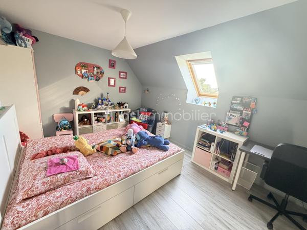 Maison récente familiale à 15 minutes de Reims

À seulement 15 minutes de Reims, découvrez cette belle maison récente située dans une commune dynamique offrant toutes les commodités, avec écoles jusqu'au collège et gare à proximité.

Dès l'entrée, vous serez séduits par ses volumes, sa luminosité et ses prestations soignées.

Au rez-de-chaussée, l'entrée avec penderie ouvre sur un vaste salon séjour traversant, baigné de lumière, idéal pour profiter pleinement des espaces de vie. Une magnifique cuisine entièrement équipée vient compléter cet espace convivial. Une chambre ainsi qu'un WC indépendant offrent également la possibilité d'une vie de plain-pied.

À l'étage, un palier dessert trois belles chambres, dont une véritable suite parentale avec salle d'eau privative et dressing. Vous trouverez également une grande salle de bains équipée d'une douche et d'une baignoire, une buanderie ainsi qu'un second WC indépendant.

À l'extérieur, vous profiterez d'une grande terrasse carrelée donnant sur jardin joliment aménagé, parfaitement orienté et sans aucun vis-à-vis, idéal pour les beaux jours et les moments de détente en famille.

Côté pratique, un grand garage ainsi que trois places de stationnement complètent ce bien.

La partie chauffage est assurée par un poêle à granulés et des radiateurs performants et économiques ce qui assure une faible consommation annuelle.

Les atouts :

* Maison récente et économique
* 4 chambres dont une suite parentale
* Salon séjour traversant et lumineux avec un parquet chêne récent et de très belle qualité
* Cuisine entièrement équipée
* Salle de bains avec douche et baignoire
* Buanderie
* Jardin aménagé, bien orienté et sans vis-à-vis
* Grand garage
* 3 stationnements
* Commune avec commerces et commodités
* Écoles jusqu'au collège
* Gare
* À seulement 15 minutes de Reims

Une maison familiale, confortable et fonctionnelle, idéalement située pour conjuguer qualité de vie et proximité de Reims. À découvrir sans tarder !
Contactez moi vite !!!